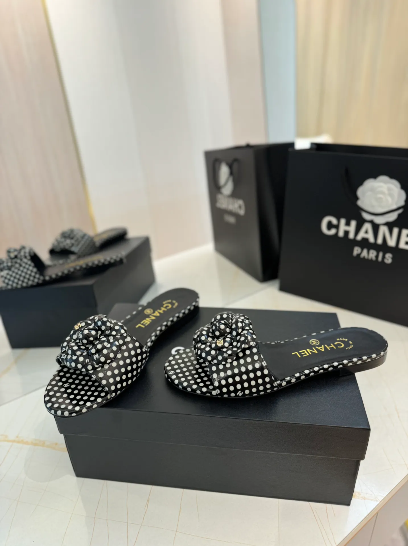 👟👟Ex-factory price 520👟👟 Purchasing agent Chanel 24C new spring and summer camellia hollow slippers series This season’s camellia series is really beautiful, with the usual elegant ladylike temperament of Grandma Xiang’s family, full of high-end sense! It’s very nice on the feet~ Whether worn barefoot or paired with skirts or trousers, it’s very versatile! Incomparably beautiful! Specially made of imported lambskin for the upper, mixed sheepskin for the lining, Italian grade A genuine leather outsole Size: #35-39 (40/41 customized)